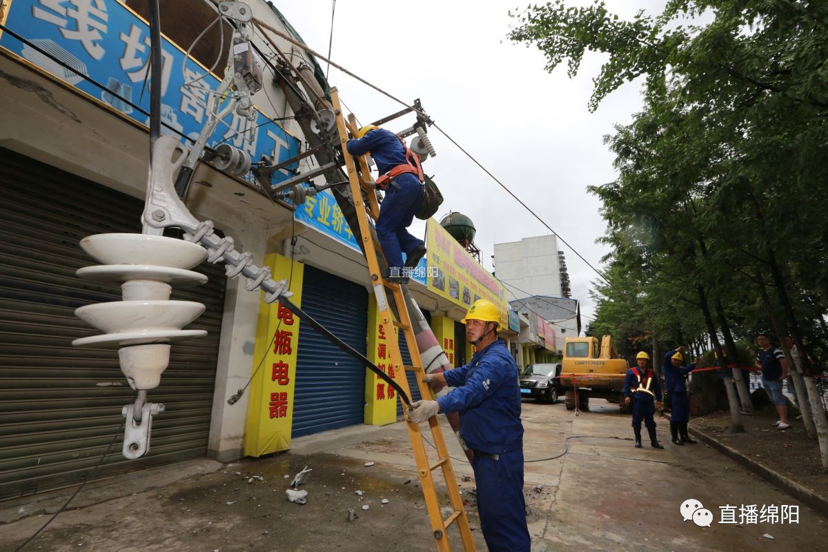 挖掘機挖斷埋地電纜 電力人員通宵搶修恢復供電